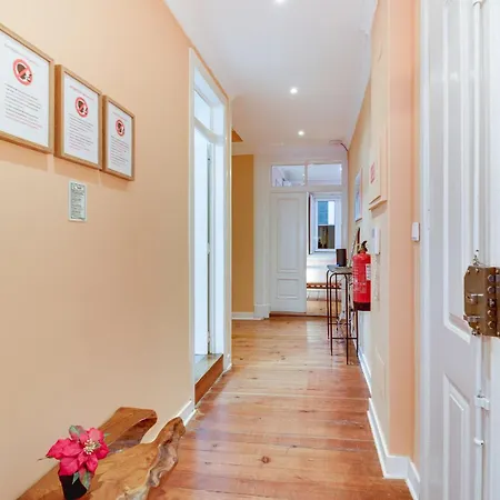 Charming 4 Bedroom In Chiado Апартаменти Лісабон
