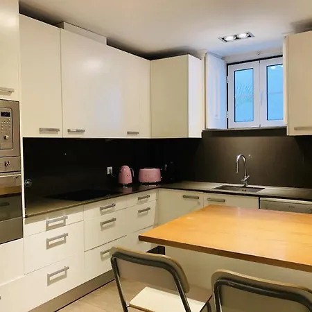Charming 4 Bedroom In Chiado Lisbon