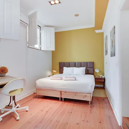 Charming 4 Bedroom In Chiado Apartment