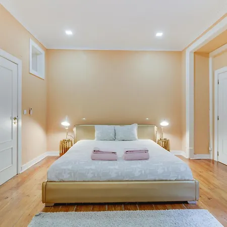 Charming 4 Bedroom In Chiado Lisboa